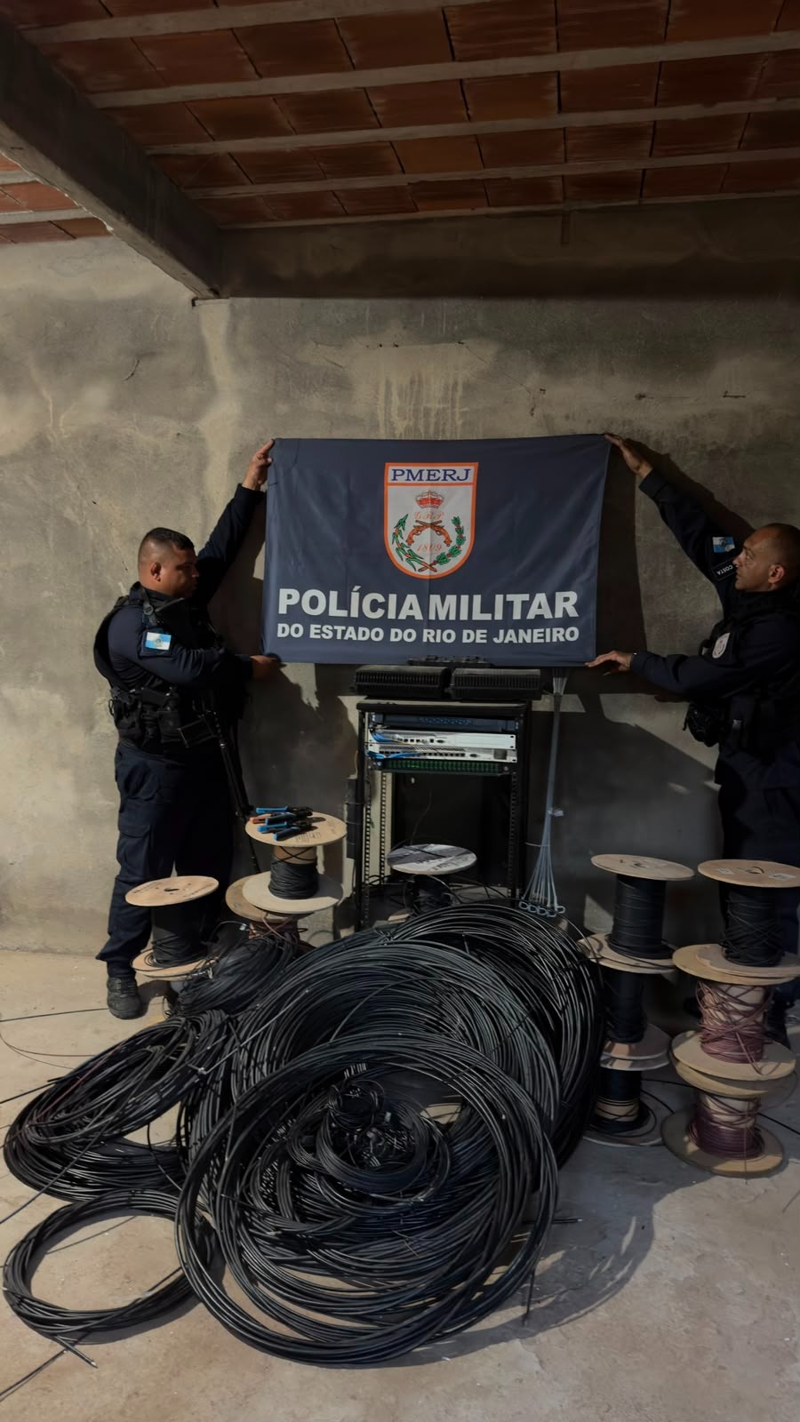 Informações do Disque Denúncia ajudam policiais do 34° BPM a fechar central clandestina de internet em Magé